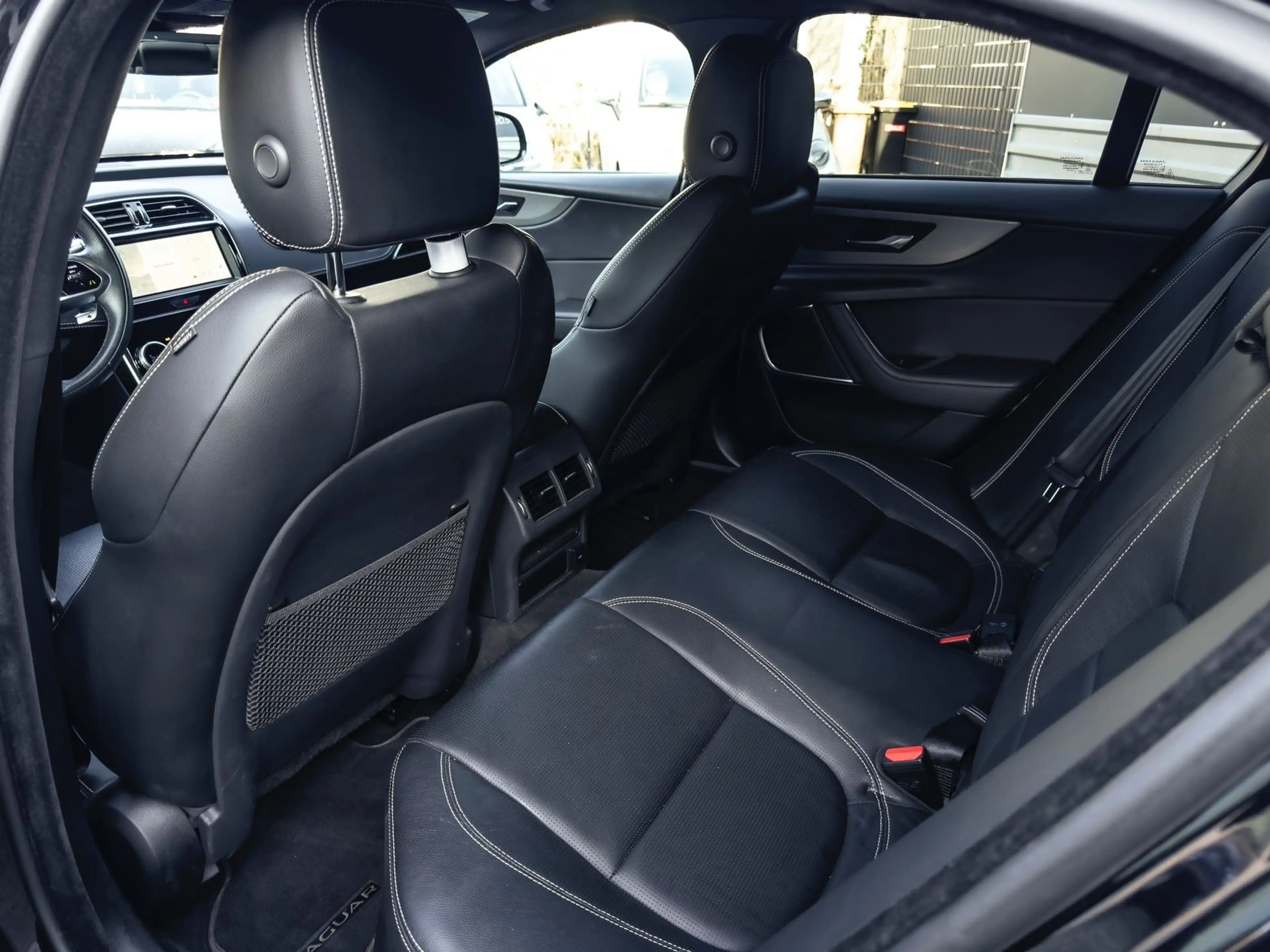 Jaguar XE D200 R-Dynamic S AWD LED DAB 360 Kamera Leder — photo 12