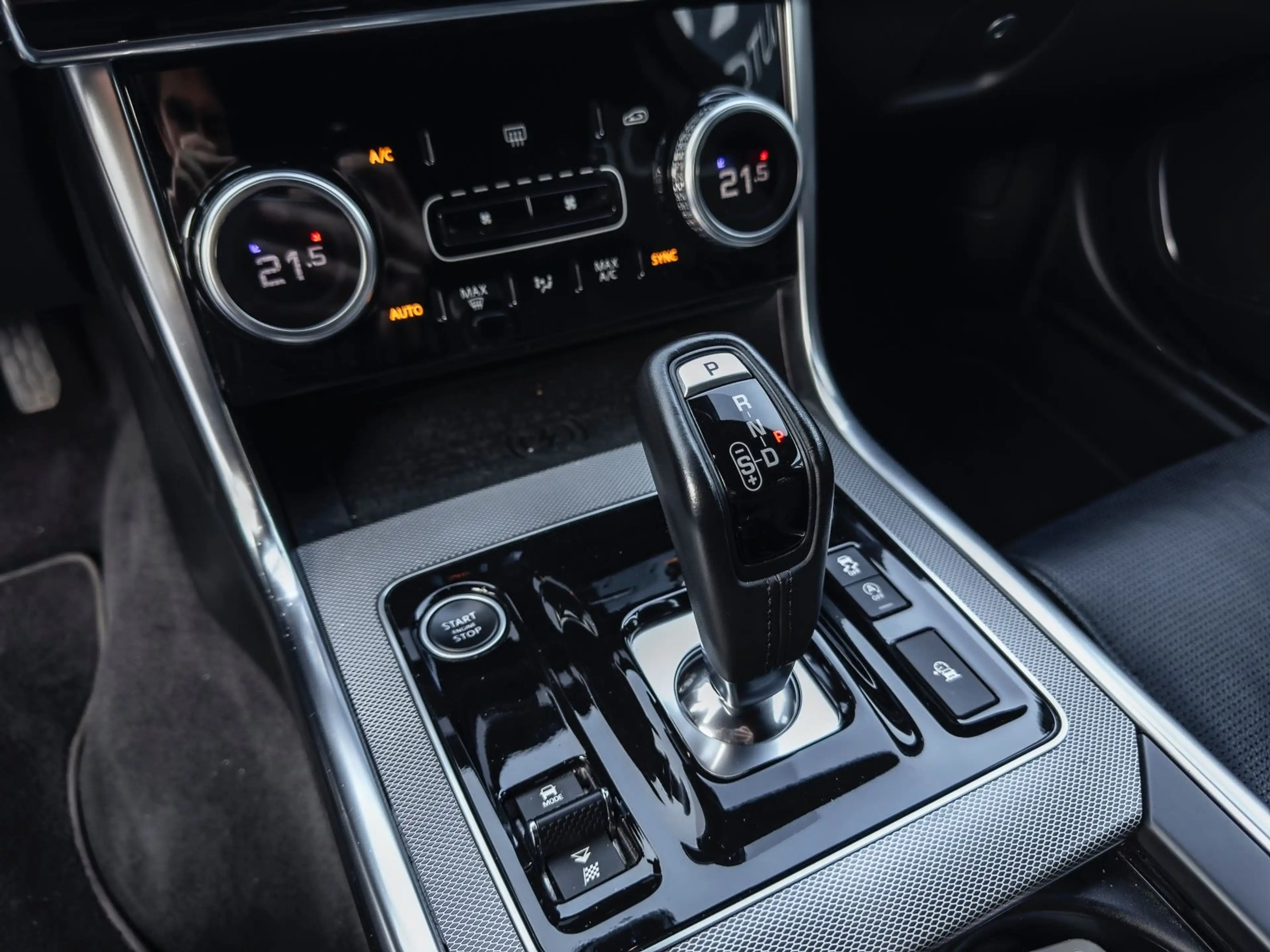 Jaguar XE D200 R-Dynamic S AWD LED DAB 360 Kamera Leder — photo 9