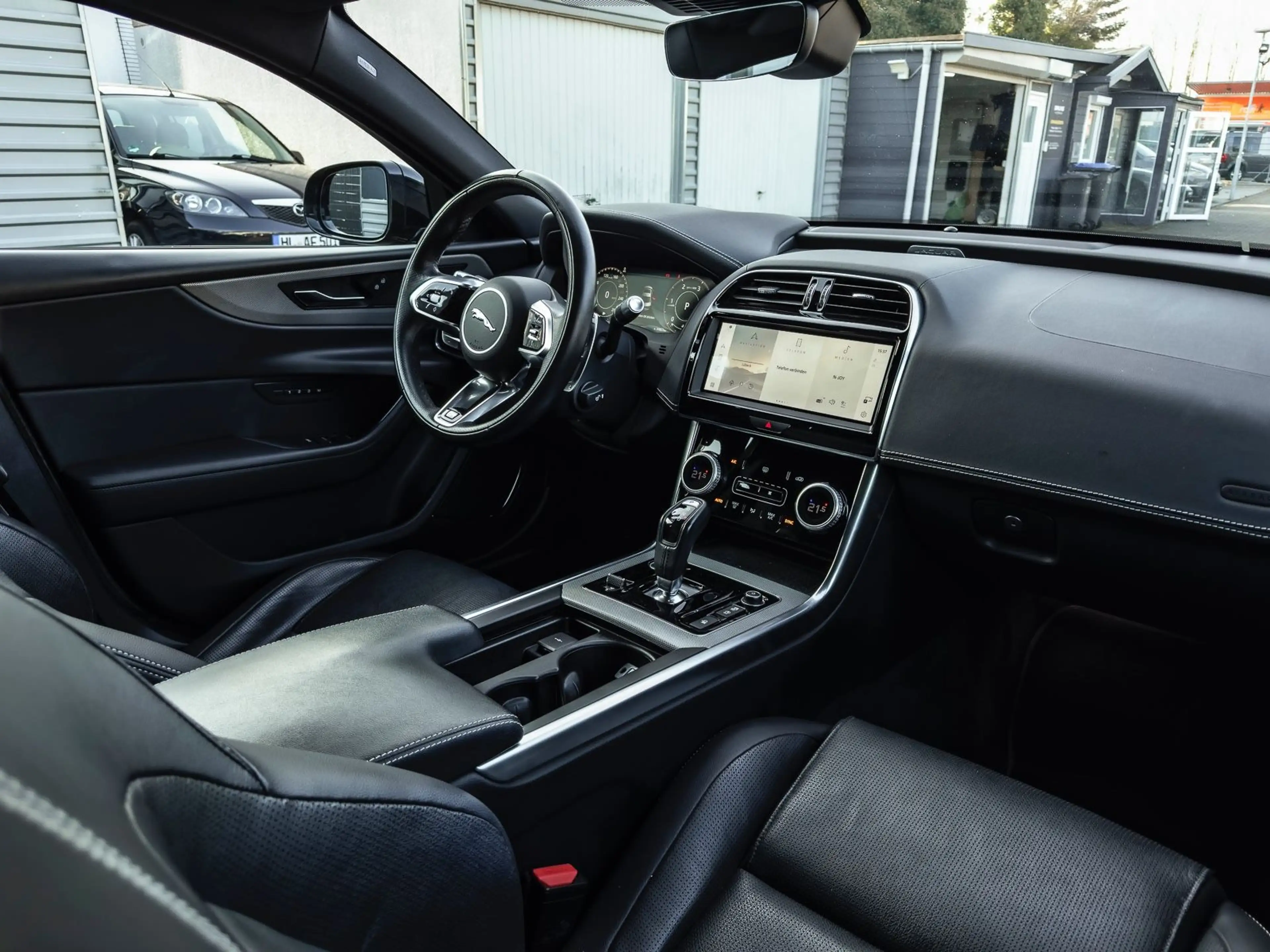 Jaguar XE D200 R-Dynamic S AWD LED DAB 360 Kamera Leder — photo 13