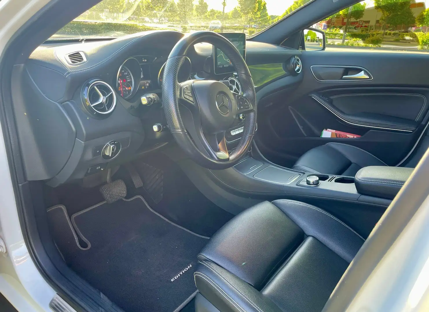 Mercedes-Benz GLA 200 GLA 200 AUTOMATIK AMG Styling Sport UtilityURBAN Weiß - 1