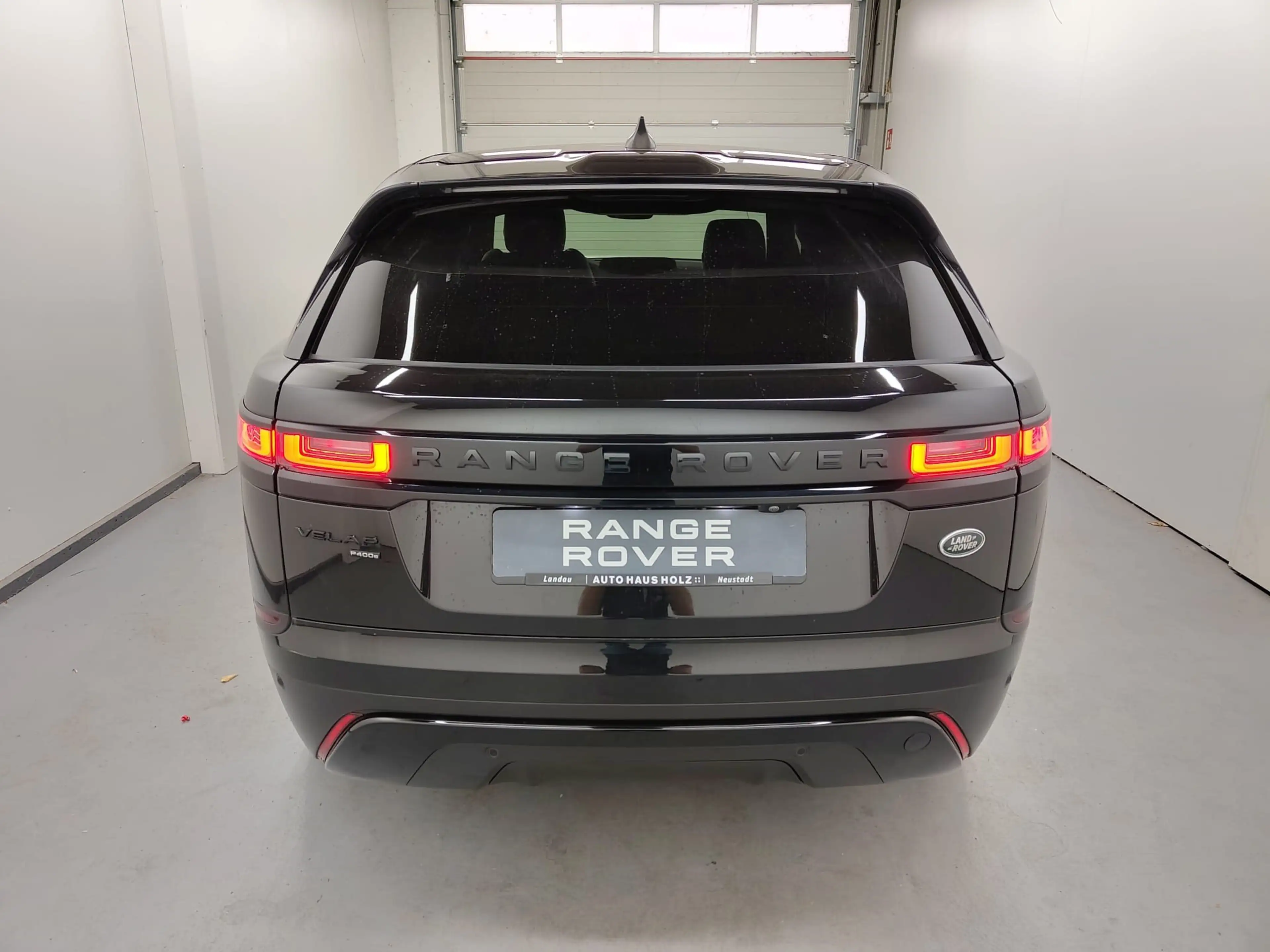 Land Rover Range Rover Velar P400e S Pano Winter Black — photo 3