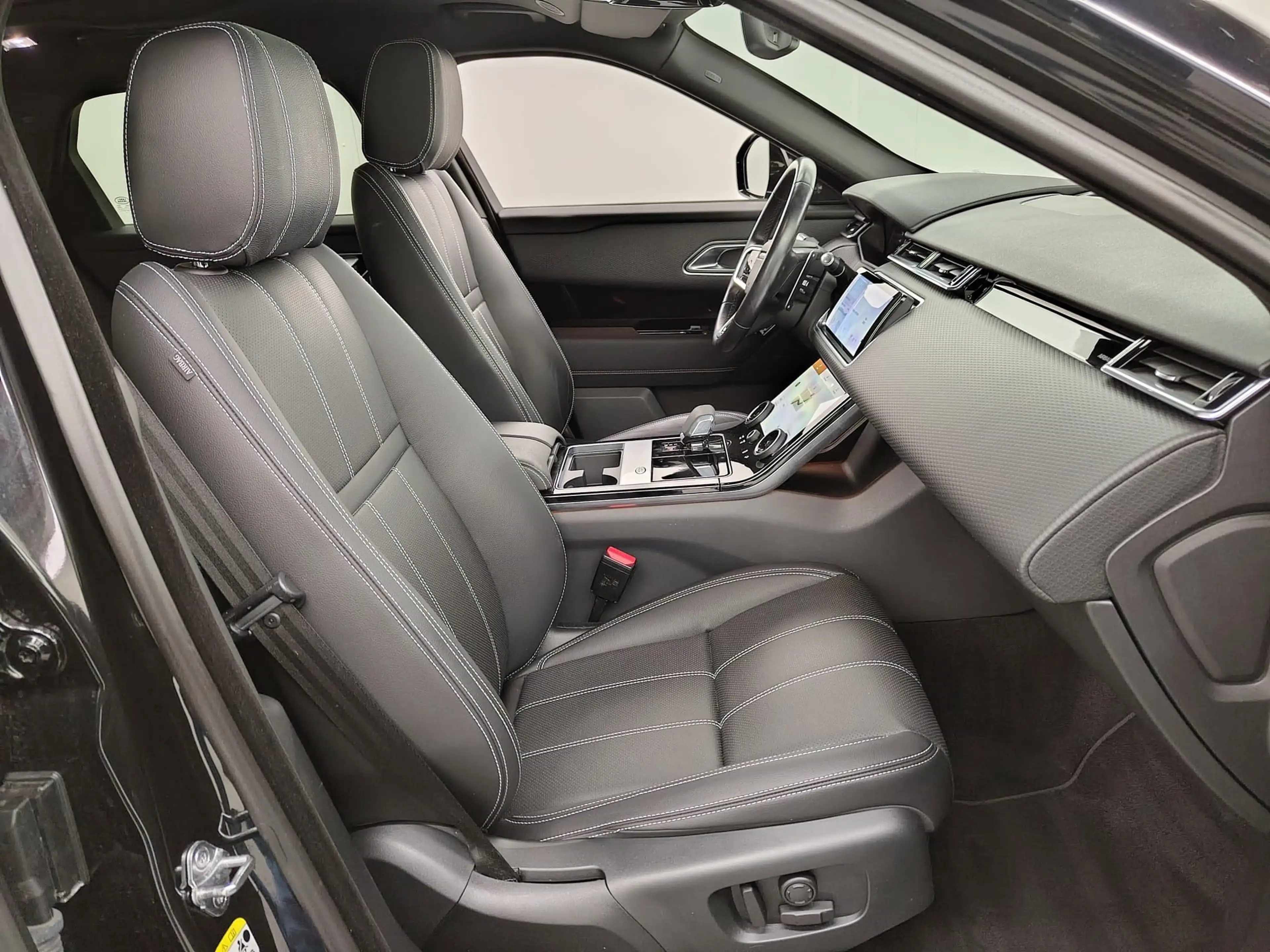 Land Rover Range Rover Velar P400e S Pano Winter Black — photo 13