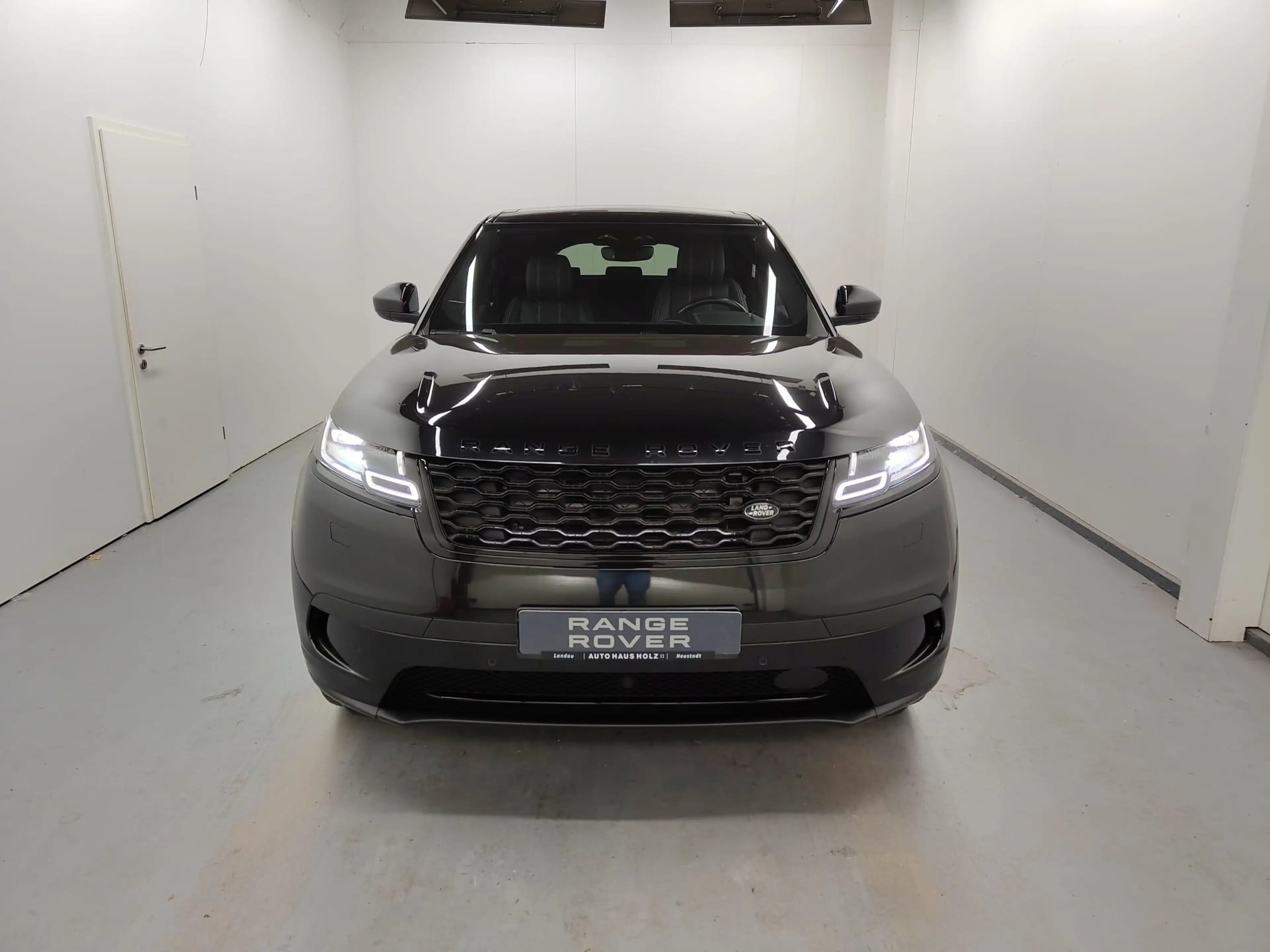 Land Rover Range Rover Velar P400e S Pano Winter Black — photo 6