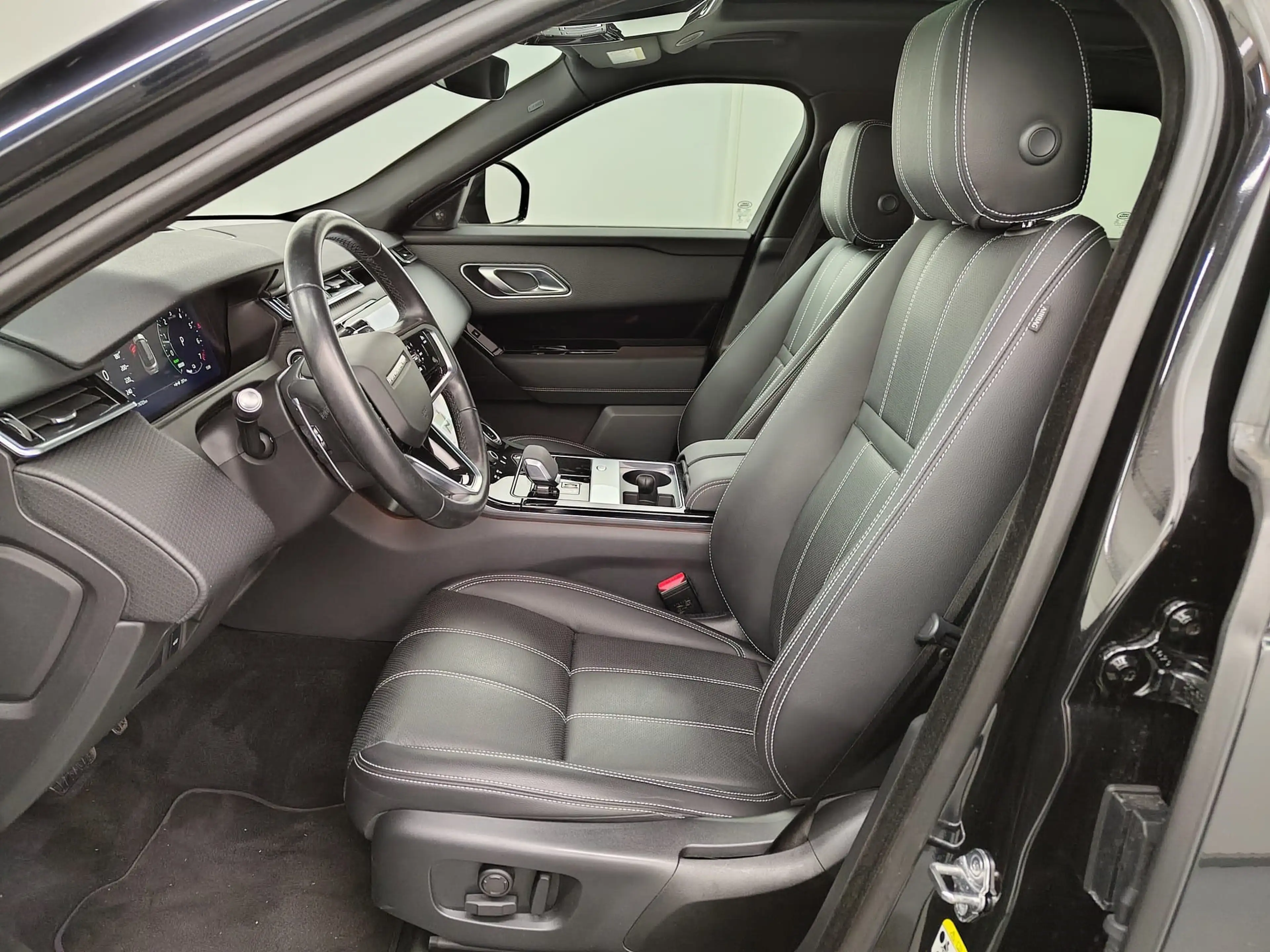 Land Rover Range Rover Velar P400e S Pano Winter Black — photo 7