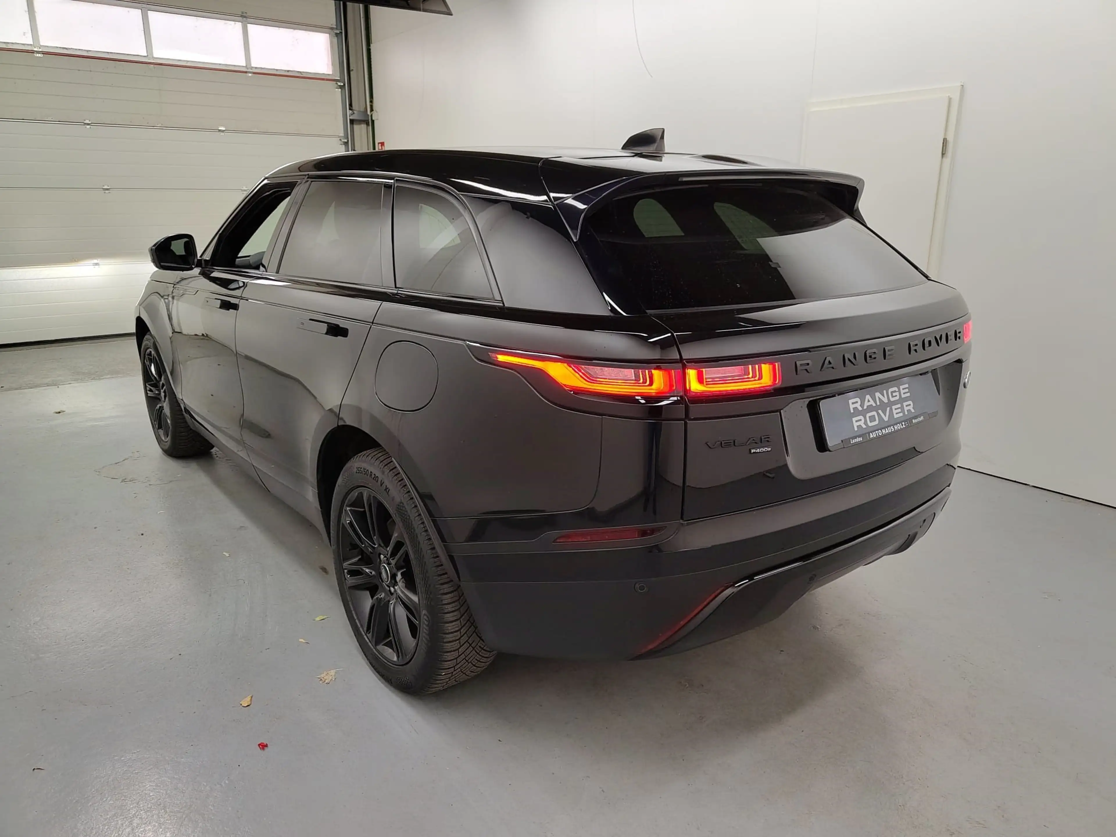 Land Rover Range Rover Velar P400e S Pano Winter Black — photo 2