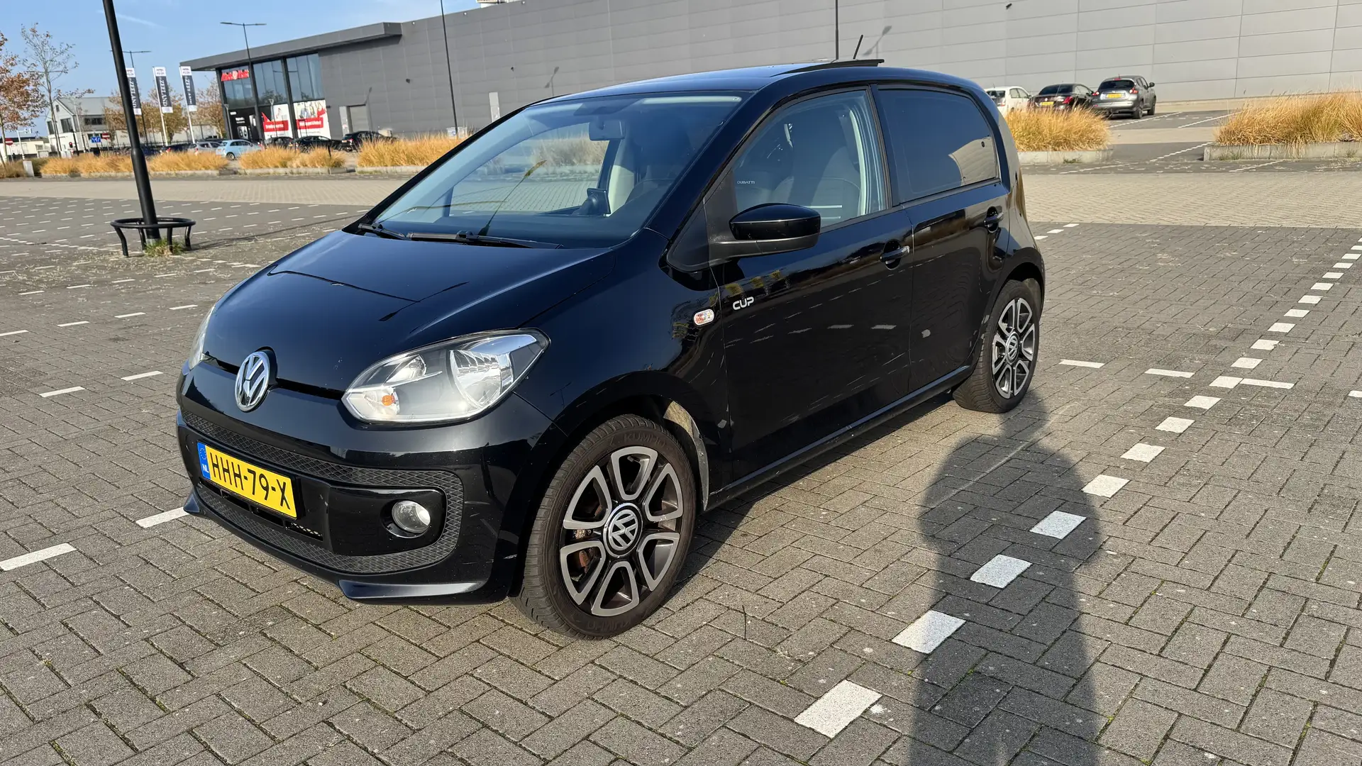 Volkswagen up! 1.0 high up! BlueM. Cup edition Zwart - 1