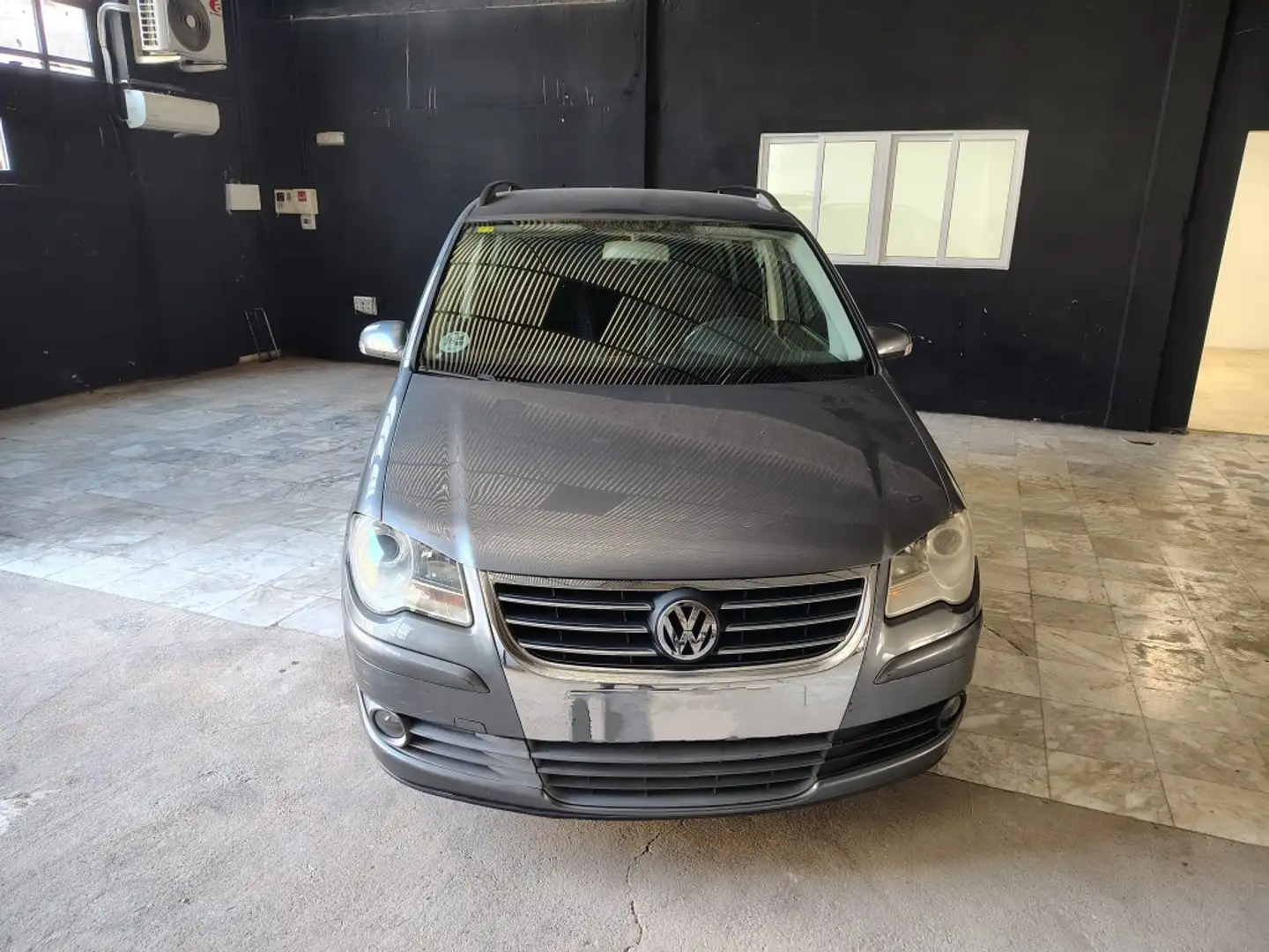 Volkswagen Touran 1.9TDI Traveller DSG Gris - 1