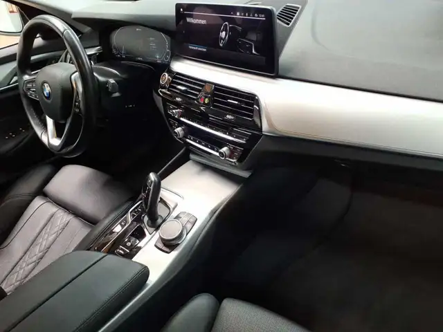 BMW 5 Series view 9