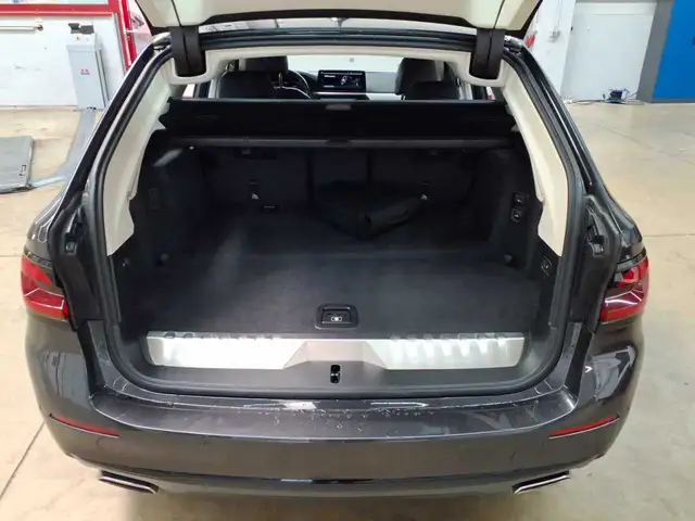 BMW 5 Series view 15