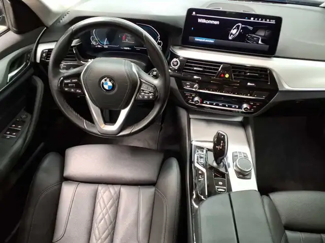 BMW 5 Series view 10