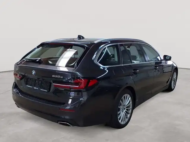 BMW 5 Series view 4