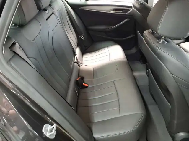 BMW 5 Series view 14