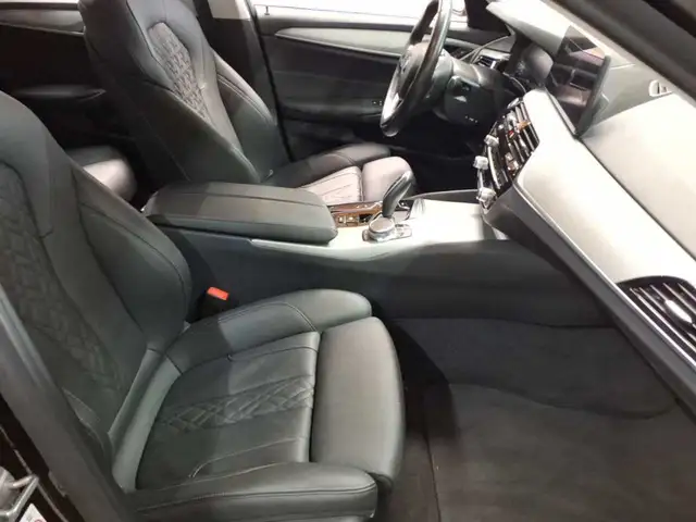 BMW 5 Series view 8