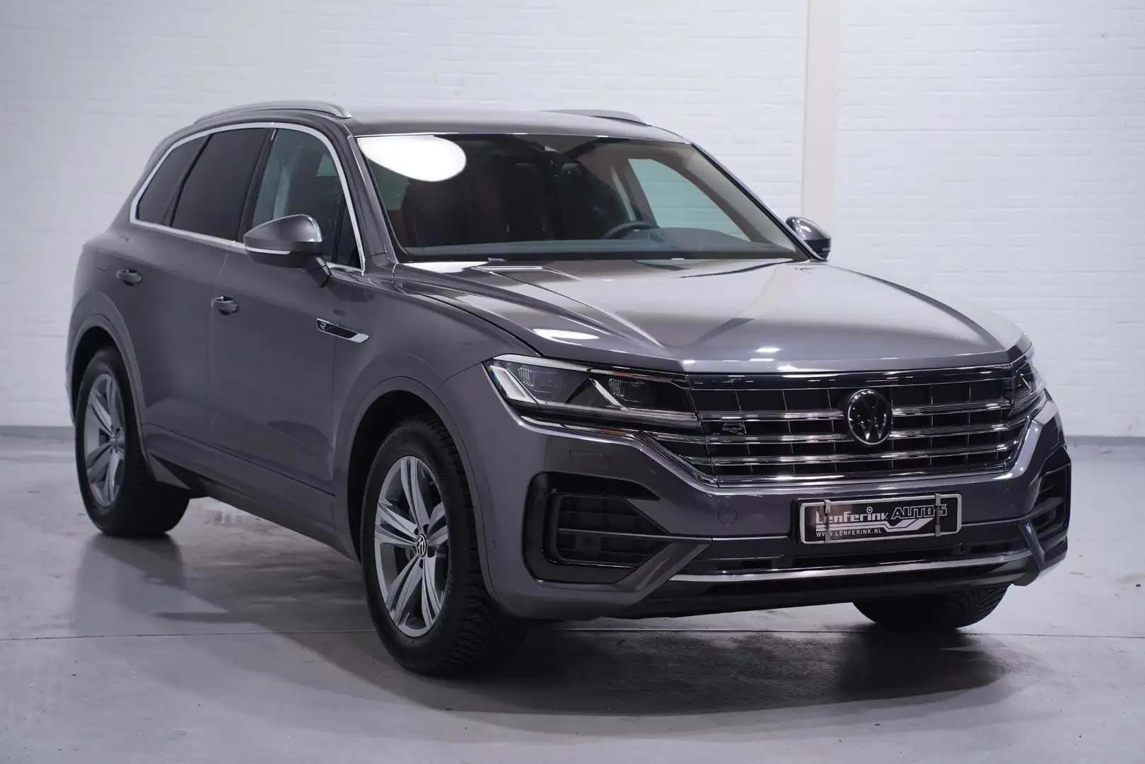 Volkswagen Touareg 3.0 TDI 232 pk R-Line Grijs Kenteken 2-Zits Navi C Gri - 2