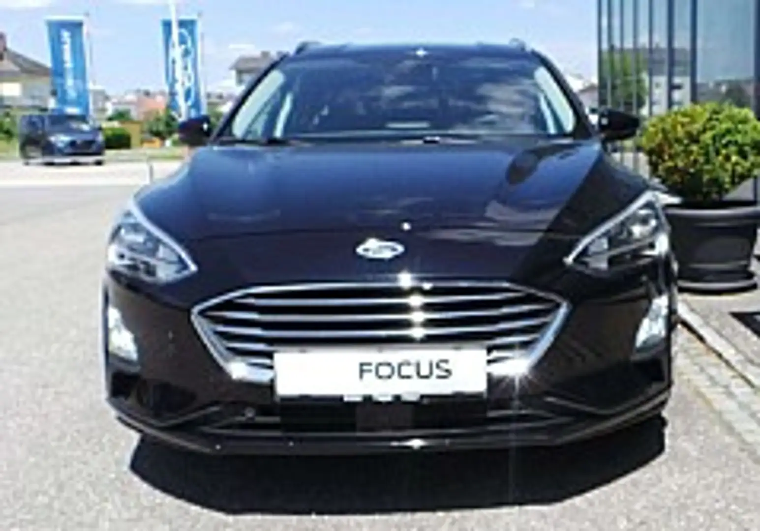 Ford Focus Traveller 1,0 EcoBoost Titanium Business Schwarz - 1