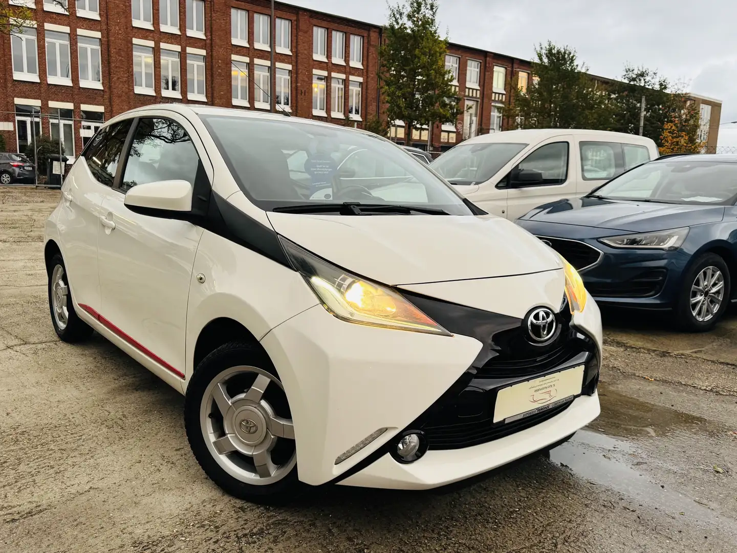 Toyota Aygo x-play touch*LMF*Kamera* Weiß - 1