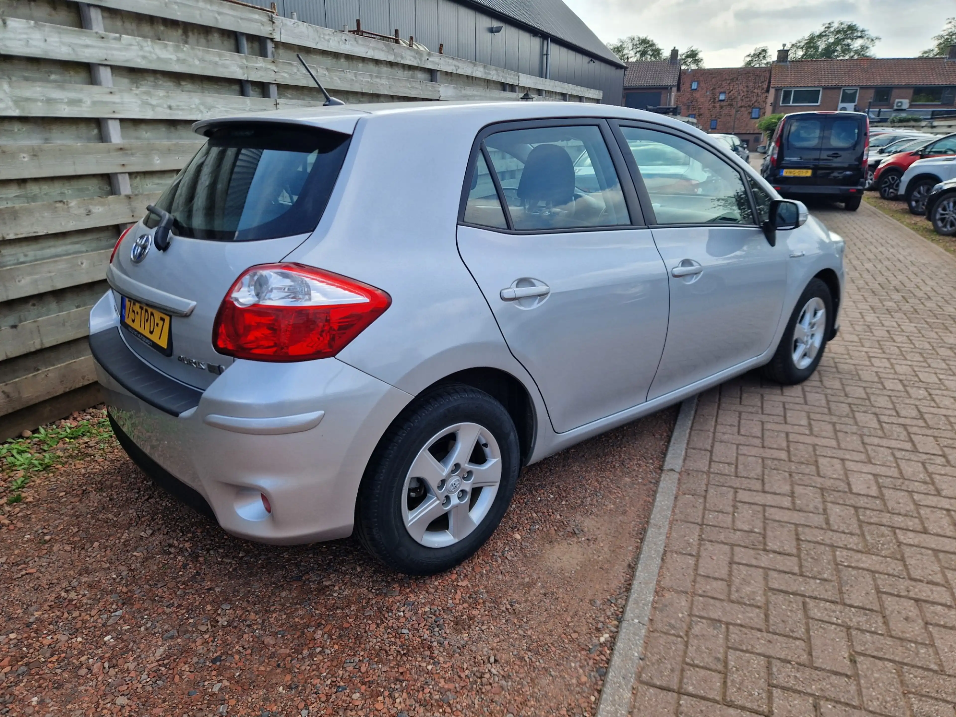 Toyota Auris 1.8 Full Hybrid Business — photo 2