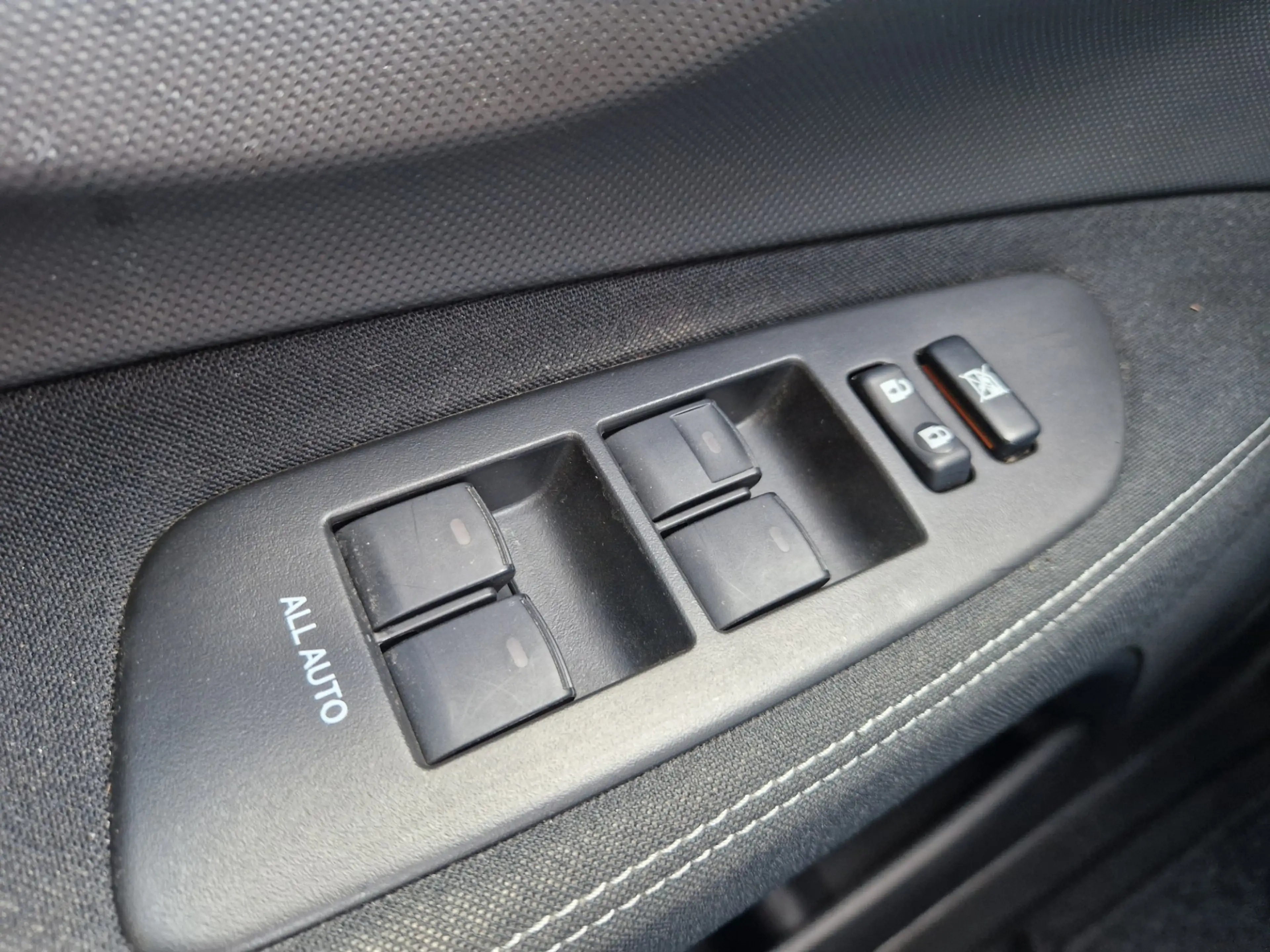 Toyota Auris 1.8 Full Hybrid Business — photo 13