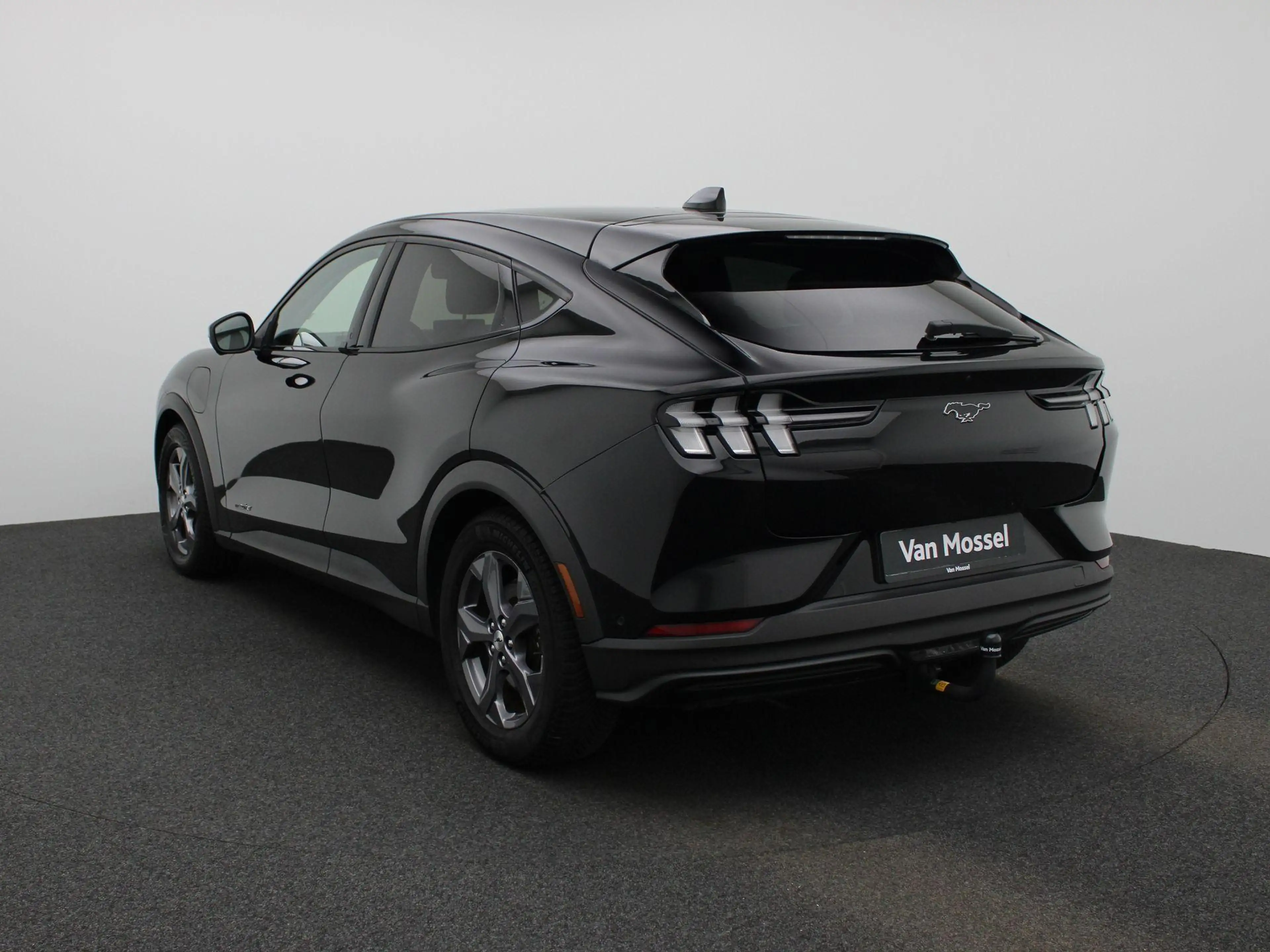 Ford Mustang Mach-E 76kWh 198kW Standard Range RWD — photo 2