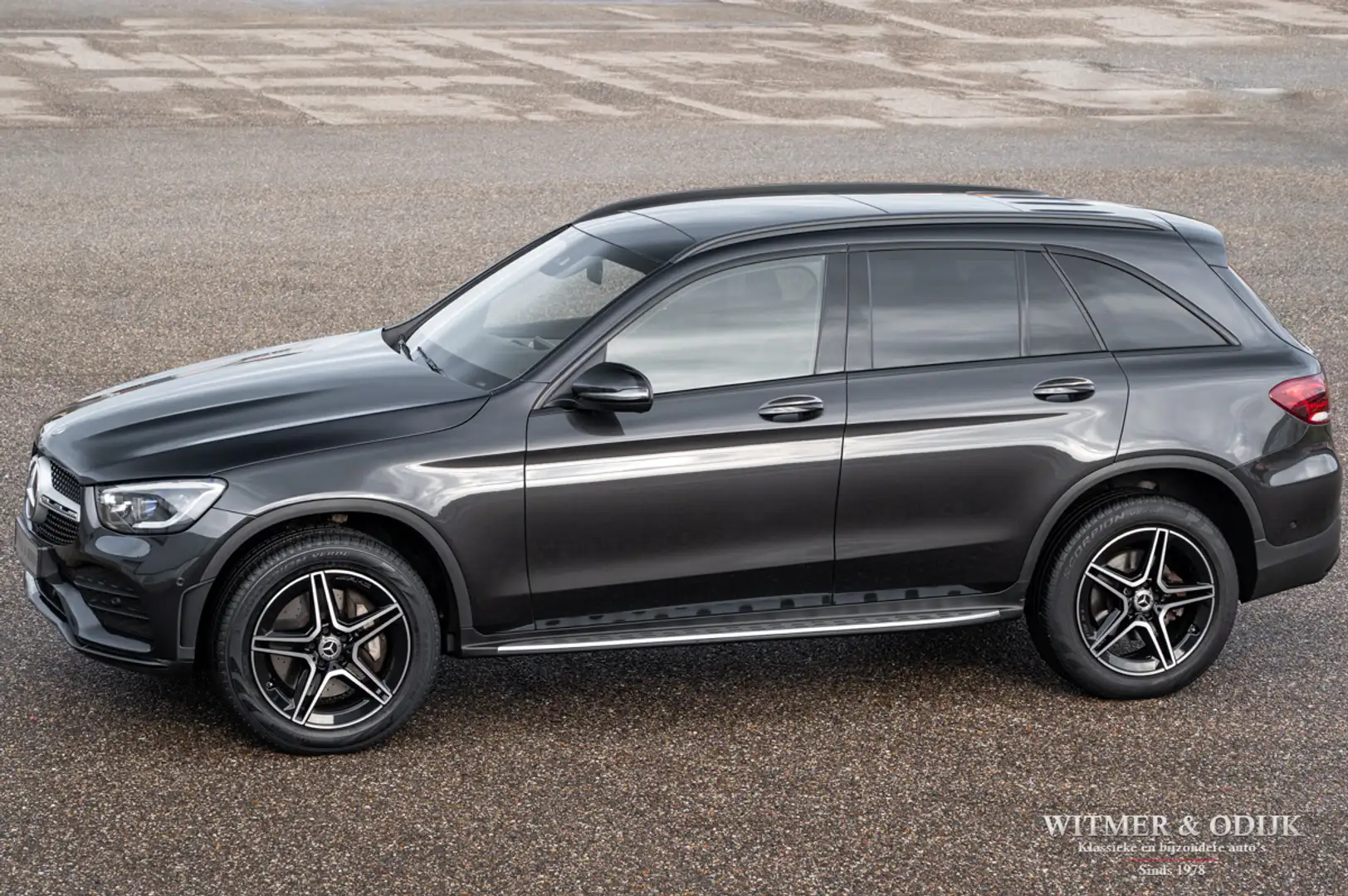 Mercedes-Benz GLC 300 300e 4MATIC AMG Line Grijs - 1