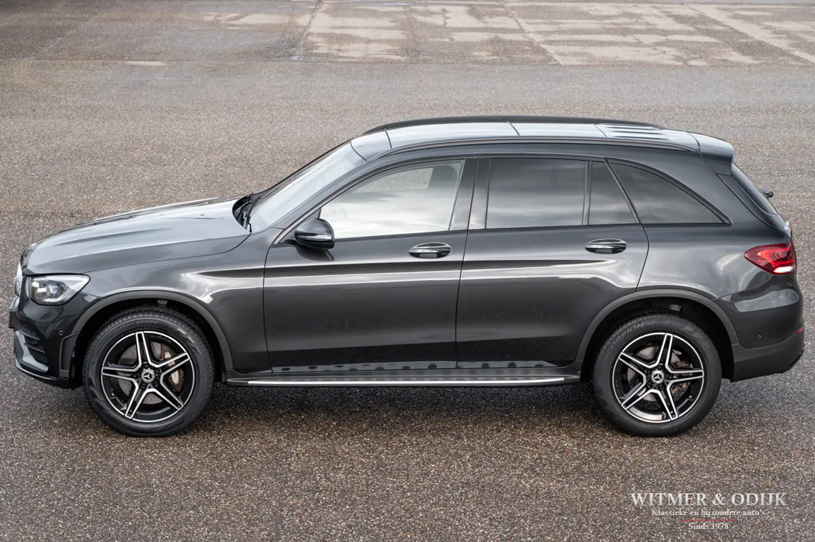 Mercedes-Benz GLC 300 300e 4MATIC AMG Line Grijs - 2