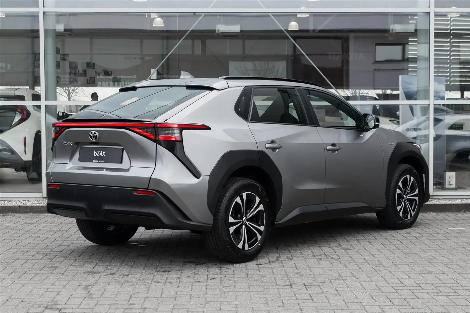 Toyota bZ4X 71,4 kWh 204pk Aut Active DEMO VOORDEEL Zilver - 2