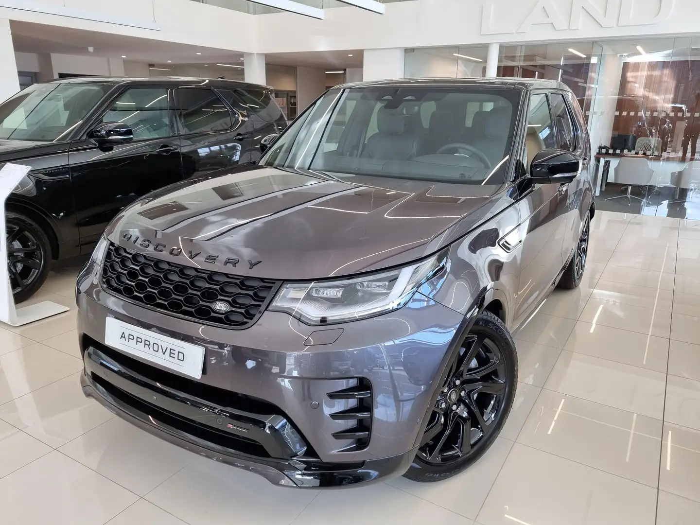 Land Rover Discovery D250 R-Dynamic SE AWD Auto. 23 Grijs - 1