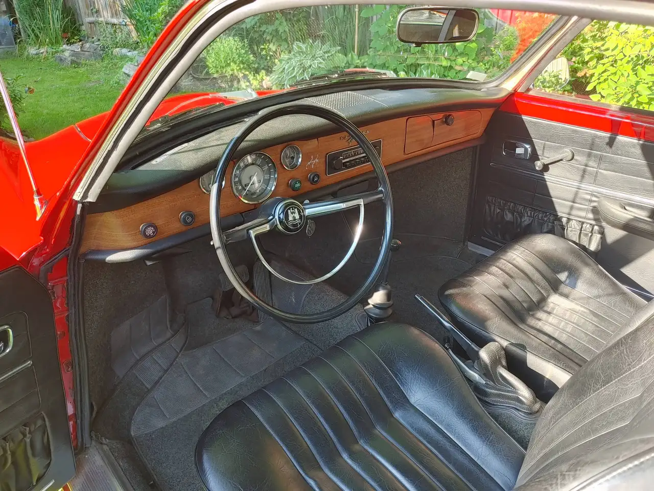 Volkswagen Karmann Ghia снимка Volkswagen Karmann Ghia