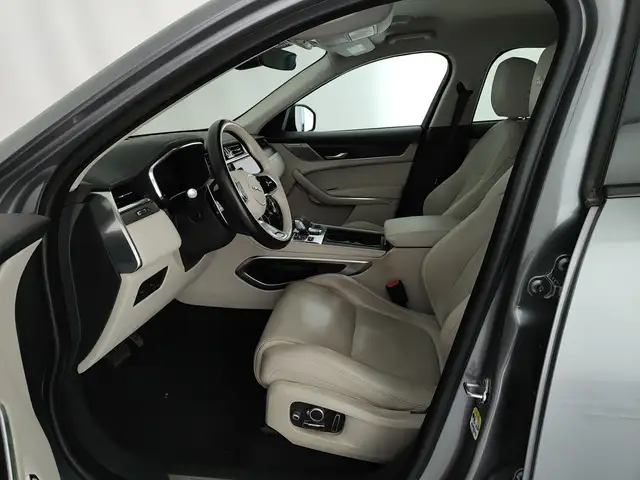 Jaguar F-Pace view 9