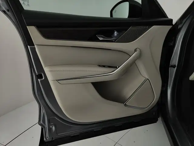 Jaguar F-Pace view 12