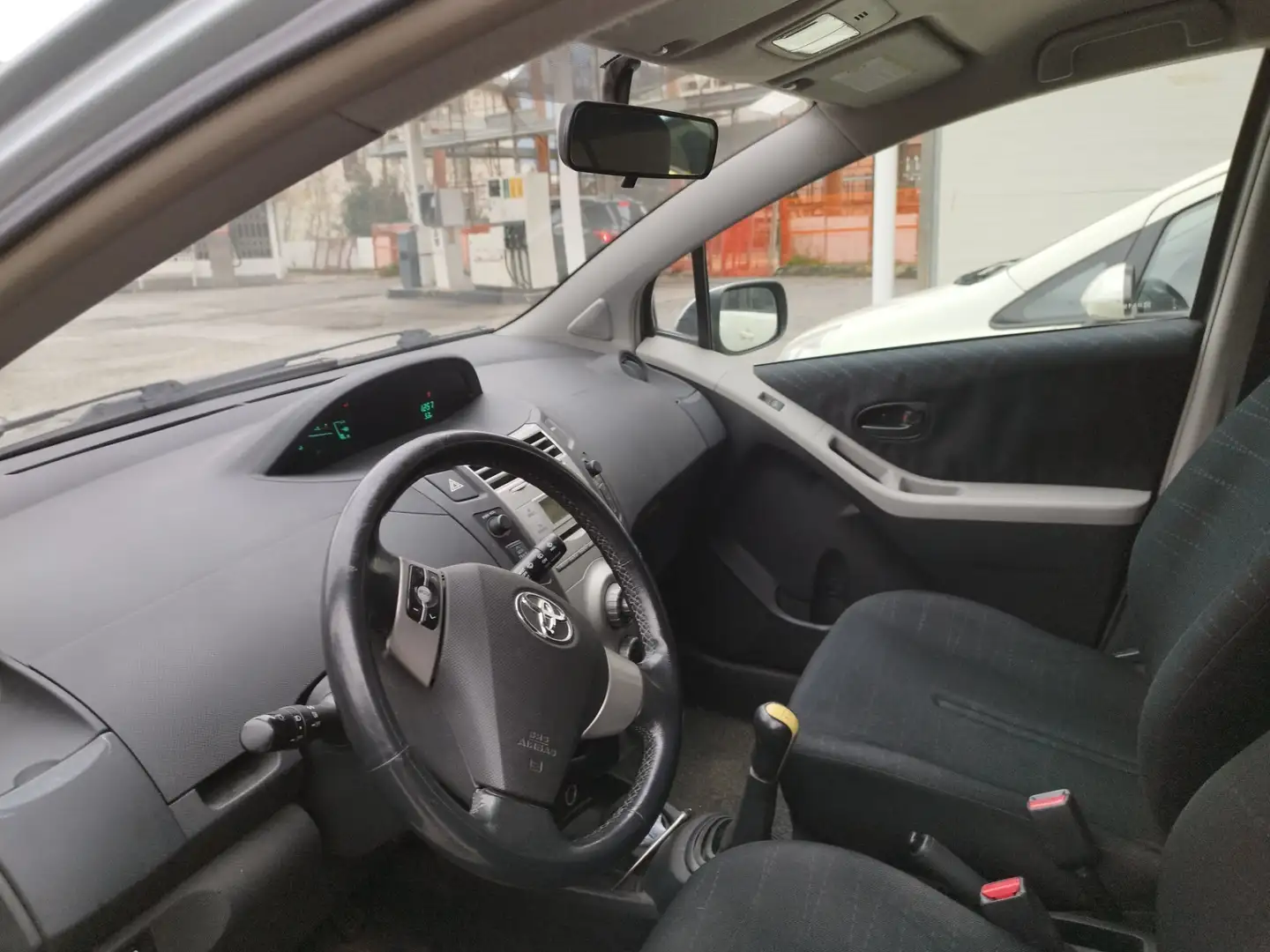 Toyota Yaris 1.3 5 porte Grigio - 2