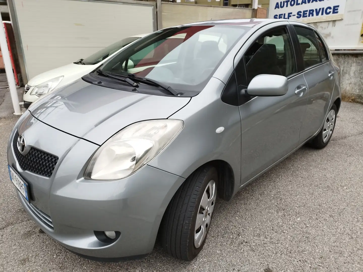 Toyota Yaris 1.3 5 porte Grigio - 1