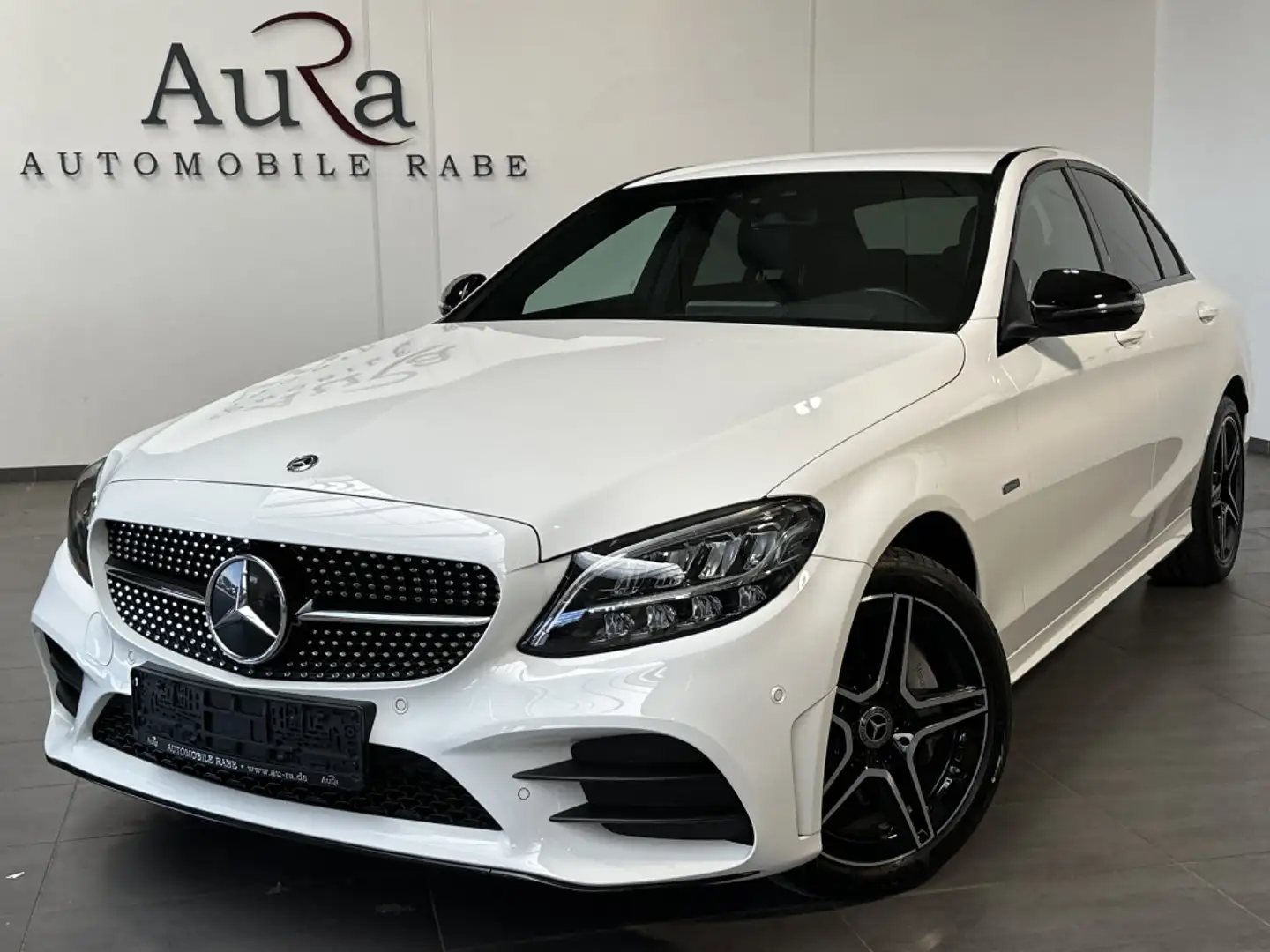 Mercedes-Benz C 300 4Matic AMG-Line NAV+LED+WIDESCREEN+HUD+PP Bílá - 1