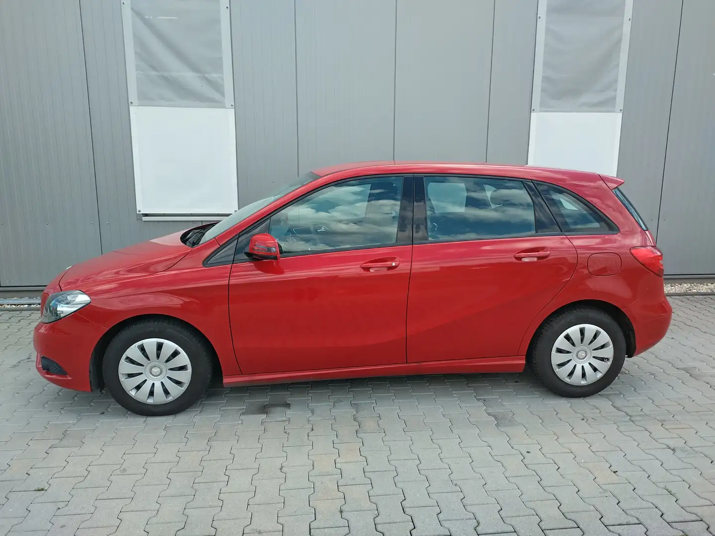 Mercedes-Benz B 180 Einparkhilfe, Sitzheizung, Licht & Regensensor Red - 2
