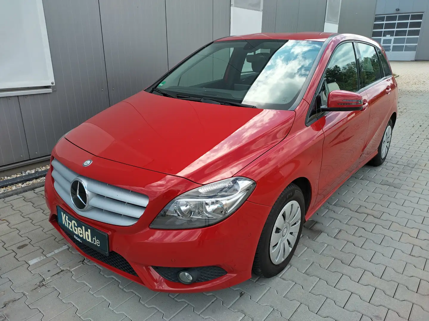 Mercedes-Benz B 180 Einparkhilfe, Sitzheizung, Licht & Regensensor Red - 1
