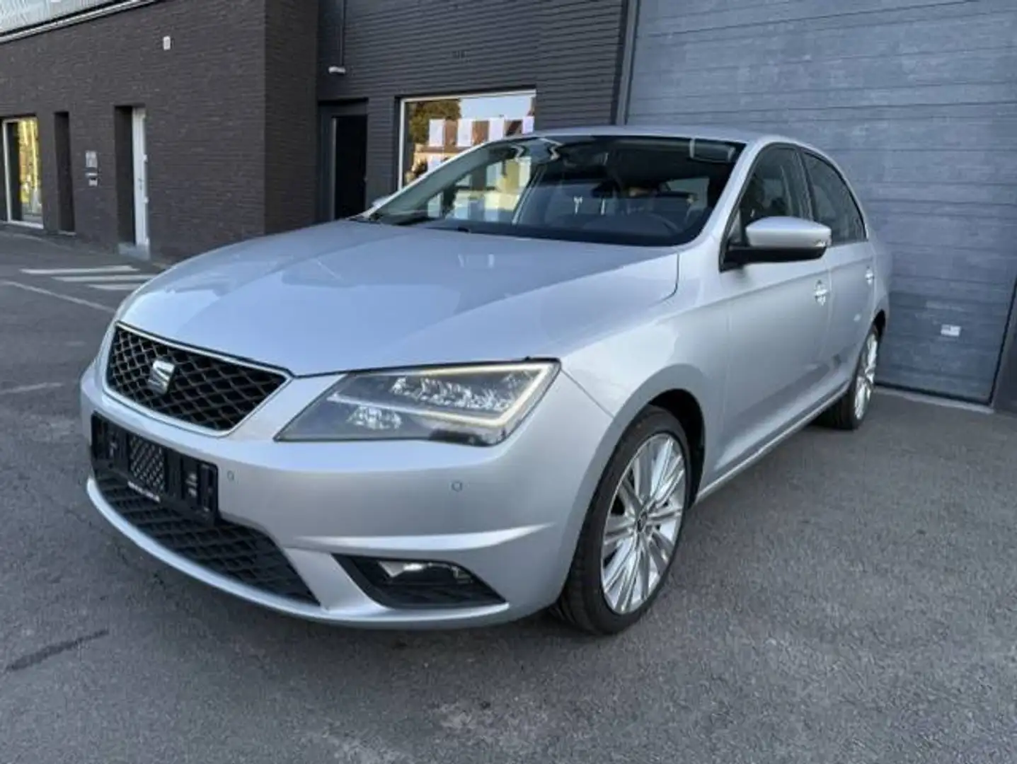 SEAT Toledo 1.0 Benzine 110 pk Alcantara Leder App Connect Pdc Cruise Led Grau - 2