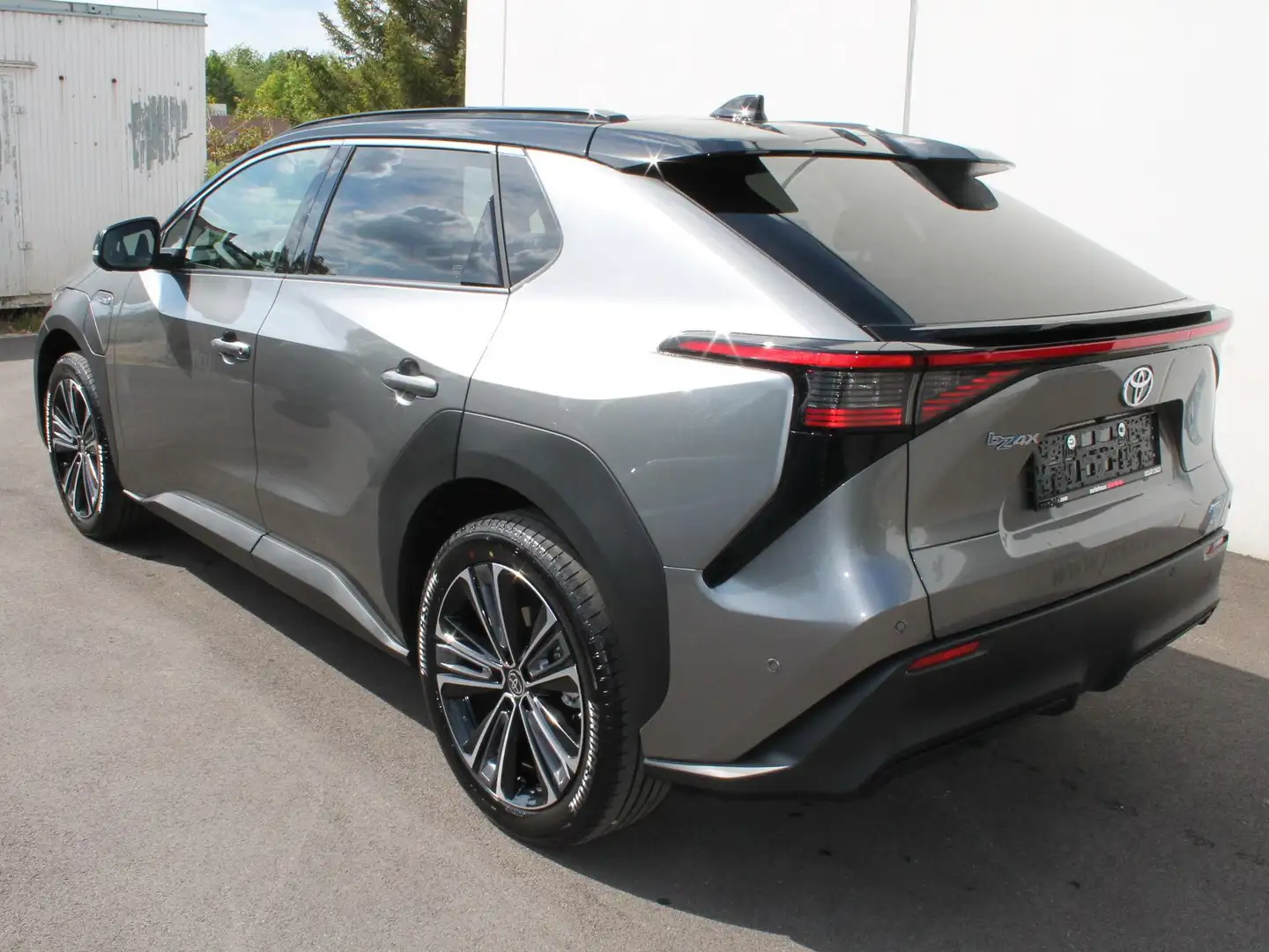 Toyota bZ4X Allrad Elektro 71,4kWh Aut. Exe! Style! Panoramad Grau - 2