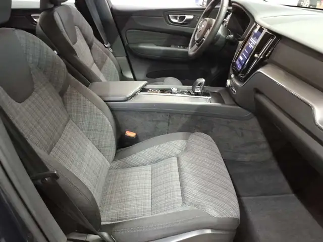 Volvo XC60 view 8