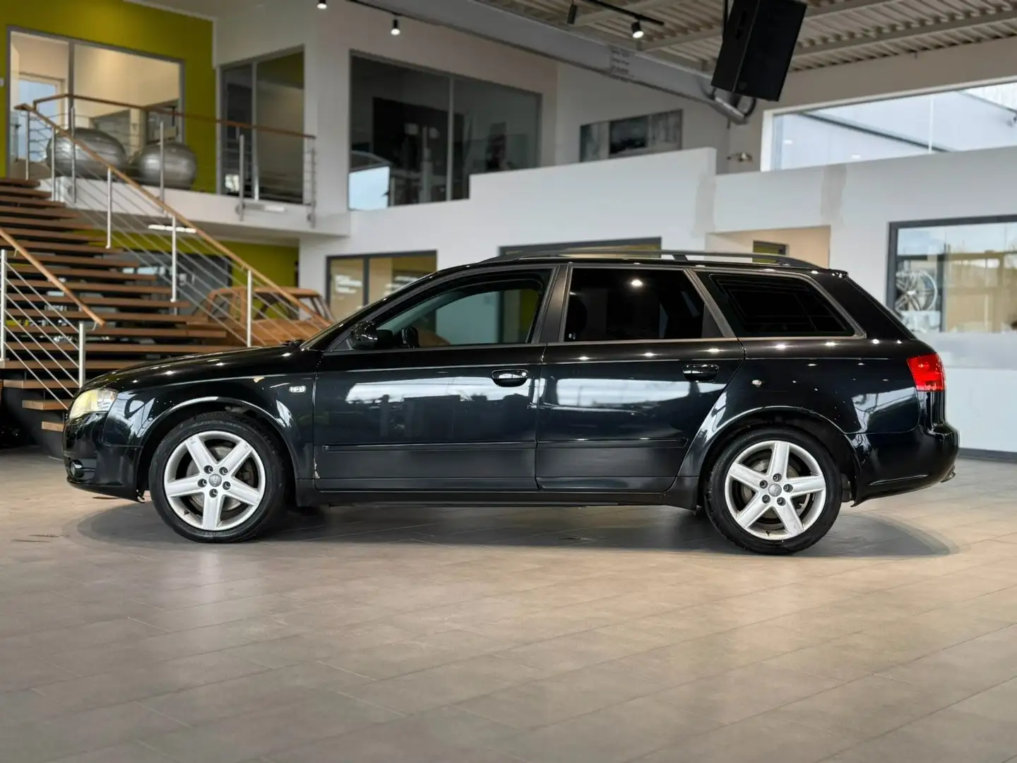 Audi A4 Avant 2.7 TDI*Xenon*SHZ*Tempomat*Sportsitze* Schwarz - 2