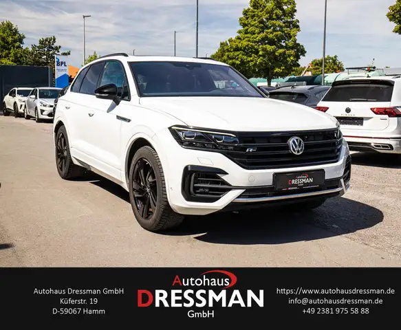 Volkswagen Touareg view 3