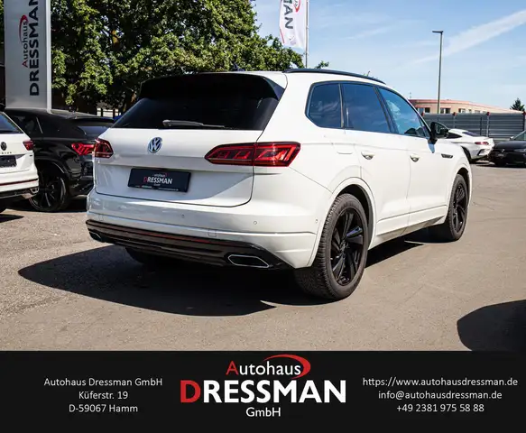 Volkswagen Touareg view 4