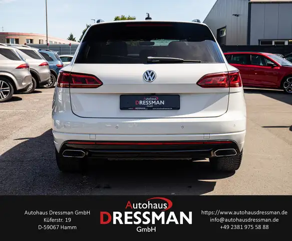 Volkswagen Touareg view 5