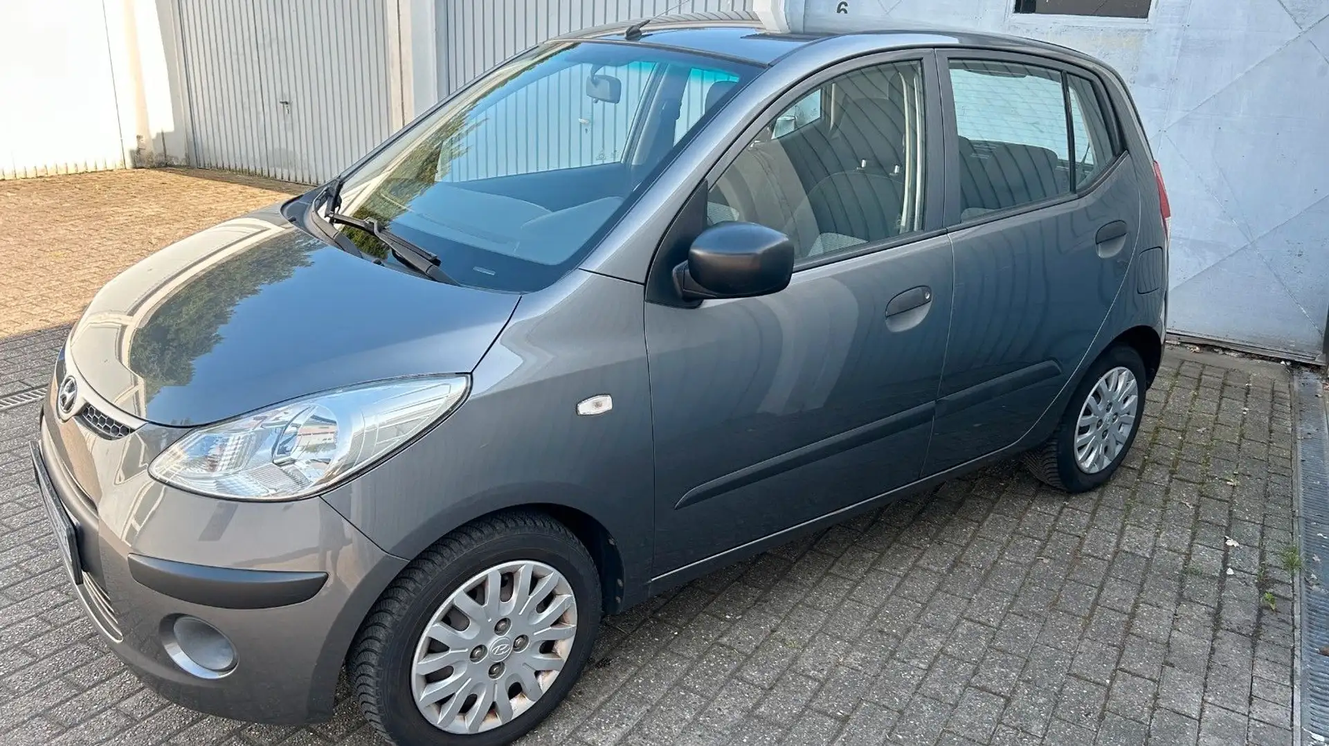 Hyundai i10 1.1 Edition Plus / Klima / 1.Hd. / 4türer Gris - 1
