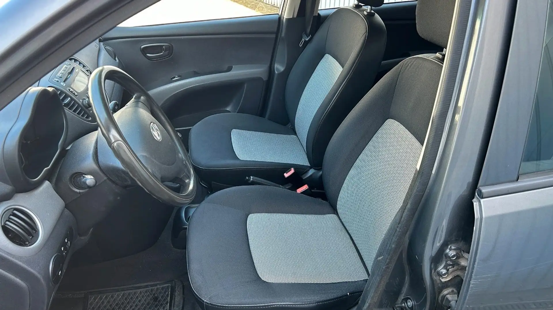 Hyundai i10 1.1 Edition Plus / Klima / 1.Hd. / 4türer Gris - 2
