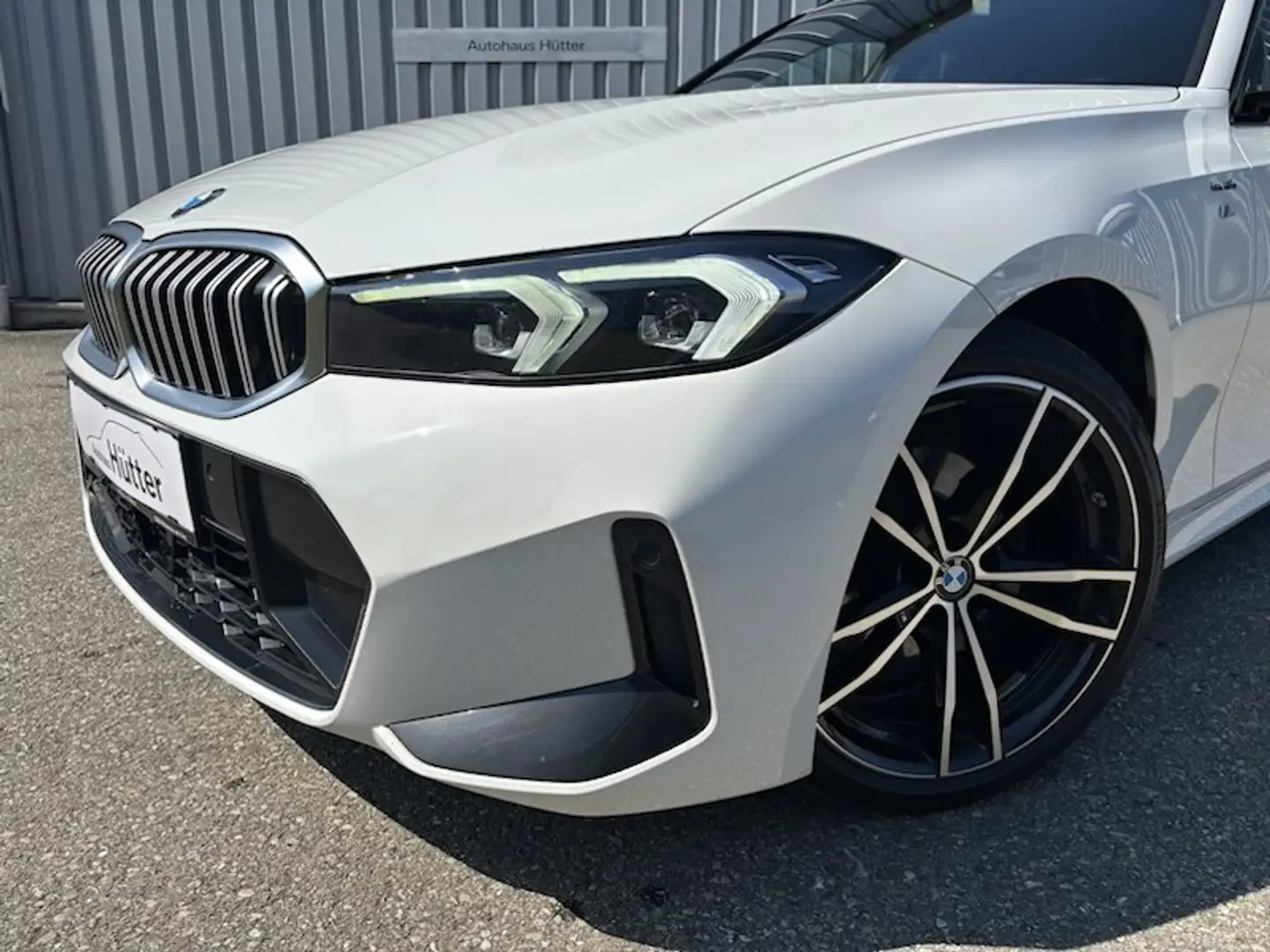 BMW 320 d M Sport xDrive Touring AHK KoZu Sonnenschutzv... Weiß - 2
