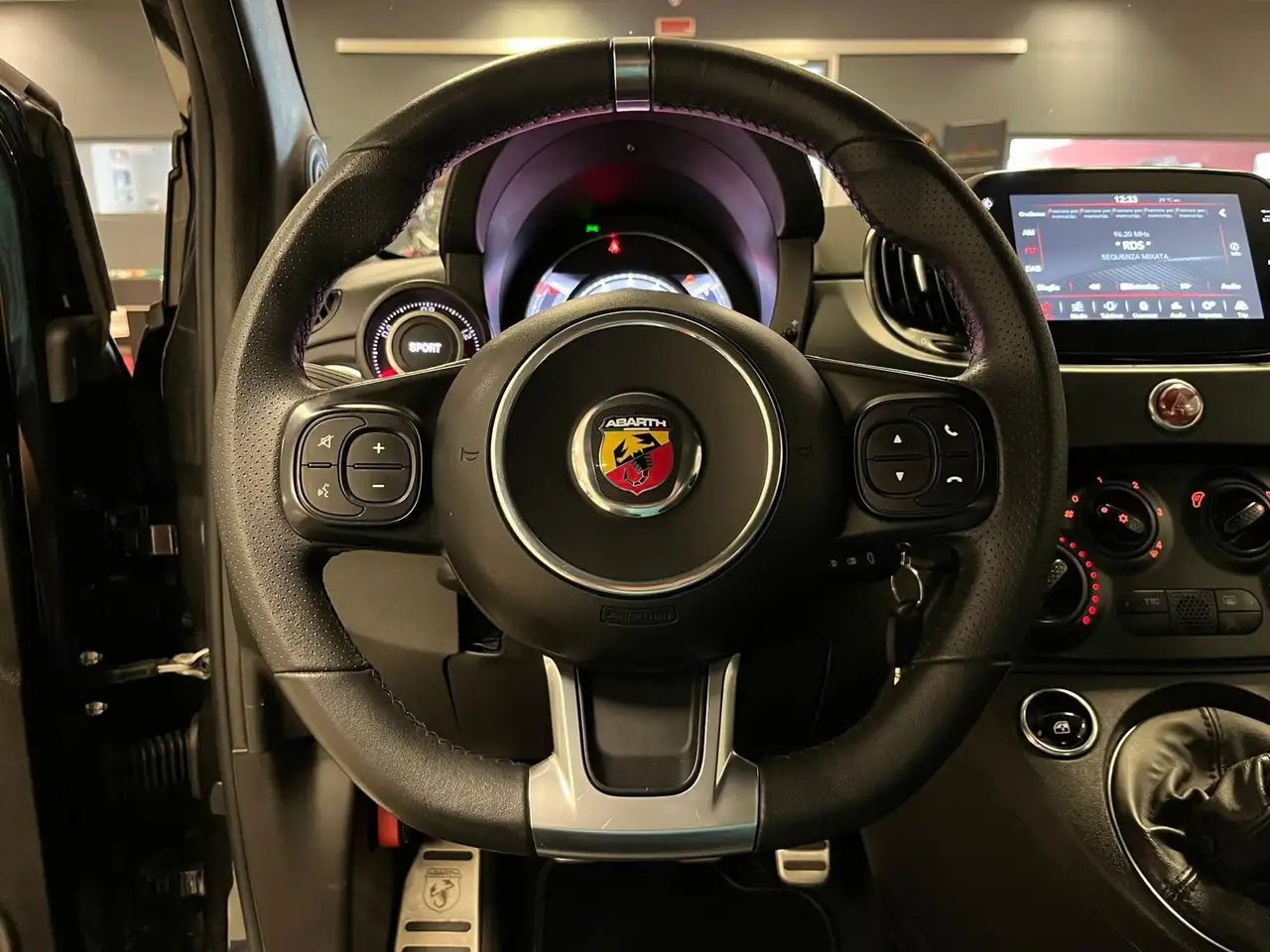 Abarth 595 2024 — фото 15