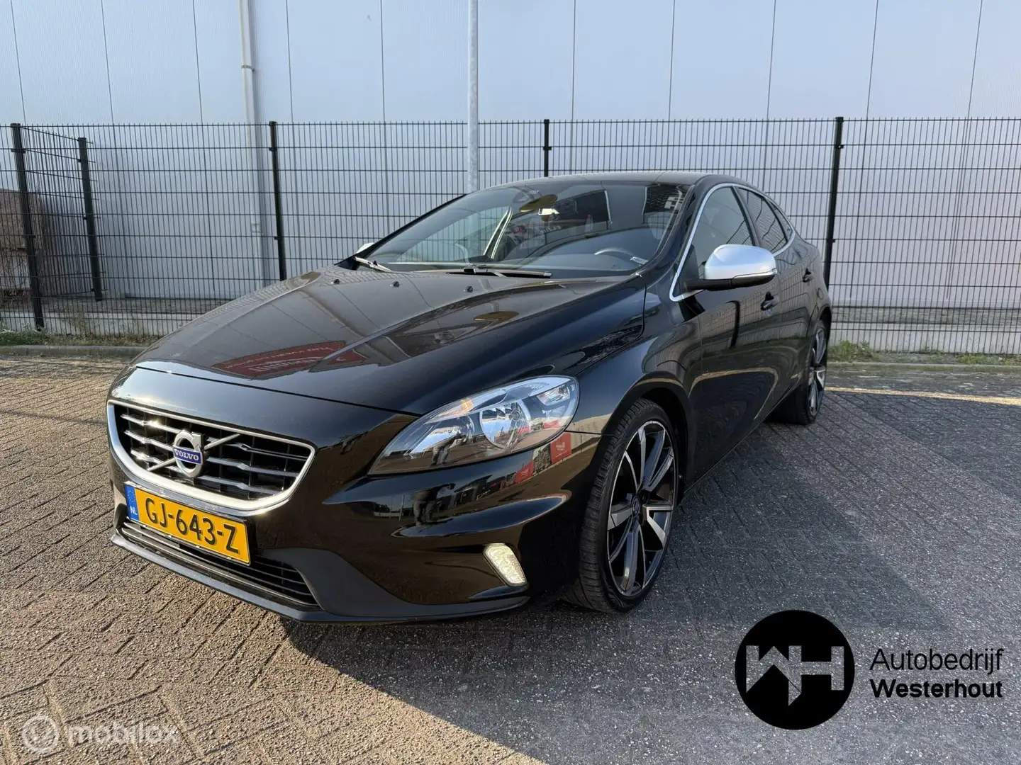 Volvo V40 2.0 D2 Summum R Design Euro 6 NAP NAVI LEER Zwart - 2