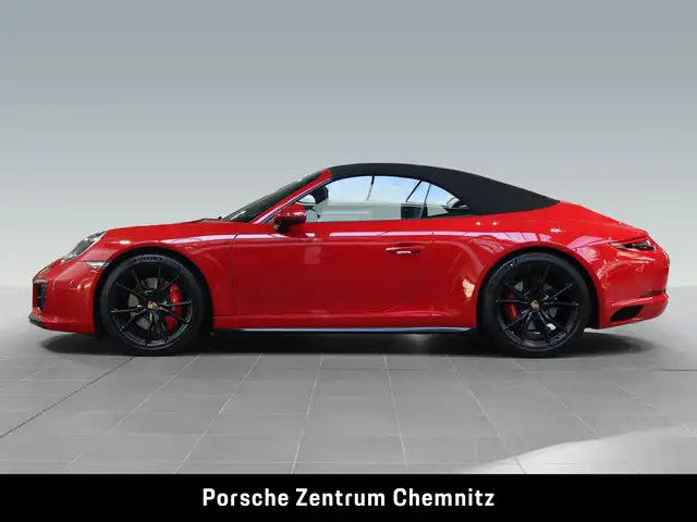 Porsche 911 view 3