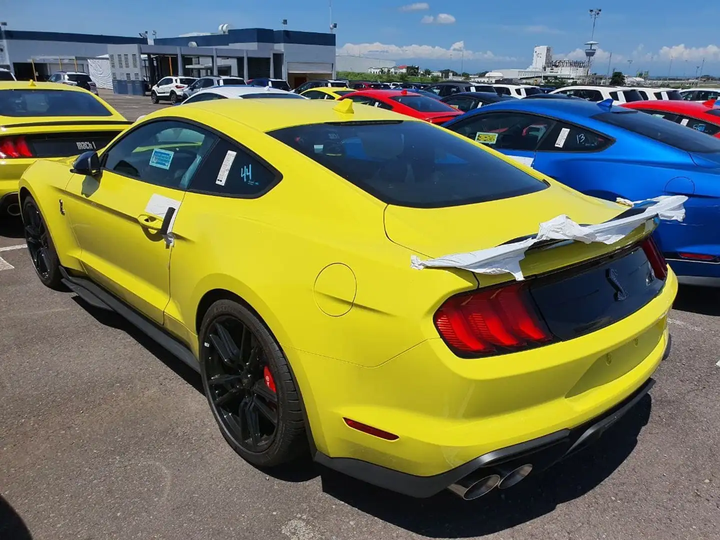 Ford Mustang Shelby GT 500 Jaune - 1