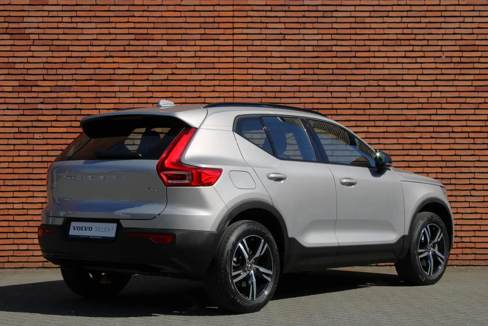 Volvo XC40 B4 Automaat Plus Dark | Trekhaak | Parkeercamera | Grijs - 2